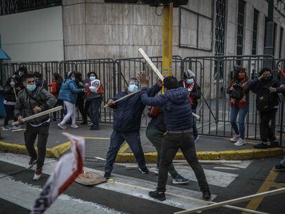 Miembros del grupo fujimorista denominado "La Resistencia" se enfrentó a los simpatizantes de Pedro Castillo a las afueras del Jurado Nacional de Elecciones (JNE), donde llevan acampando más de 15 días a la espera de los resultados electorales, este jueves en Lima (Perú).