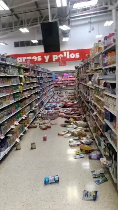 Productos regados por el piso de un supermercado en Guayaquil, después del seísmo de este sábado.