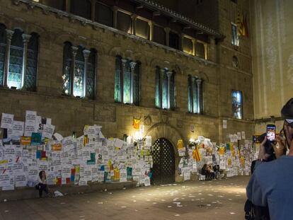 Aspecte de la Paeria despr&eacute;s de l&#039;enganxada de cartells.