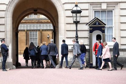 Miembros del servicio de la reina acuden a la reunión de urgencia en el palacio de Buckingham.