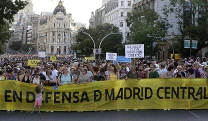 Cabecera de la manifestación en defensa de Madrid Central, en la calle de Alcalá, este sábado.