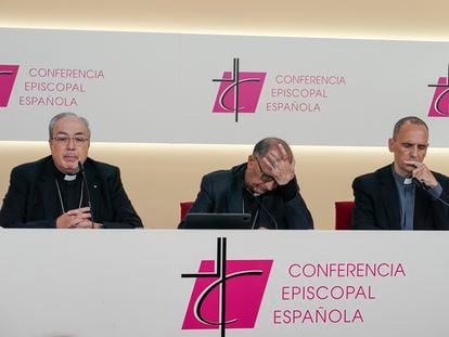 En el centro, el cardenal Juan José Omella, presidente de la Conferencia Episcopal Española, este lunes durante una rueda de prensa tras la asamblea de urgencia de los obispos españoles para valorar el informe del Defensor del Pueblo.