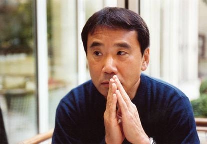 Murakami comenzó a correr tardiamente, a los 33. "Fumaba 60 pitillos al día. Los dedos me amarilleaban y todo el cuerpo me apestaba a tabaco", argumenta como motivo para empezar a hacer ejercicio.