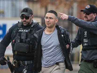 La Policía de Albuquerque custodia al excandidato republicano Solomon Peña.