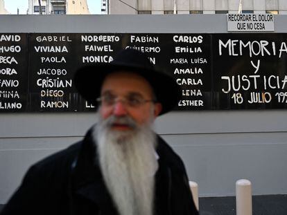 Un rabino frente a un memorial con los nombres de las víctimas del atentado a la AMIA, el pasado 8 de julio, en Buenos Aires.