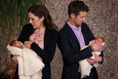 La princesa Mary de Dinamarca y su esposo el príncipe heredero Federico con sus gemelos un niño y una niña posan para los medios tras abandonar el Hospital del Reino de Copenhague Dinamarca donde la princesa dió a luz el 8 de enero de 2011.