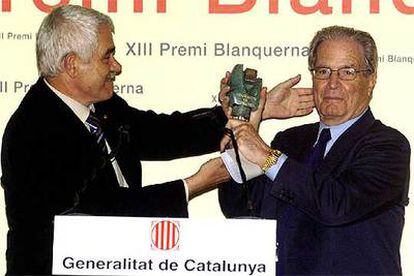 Pasqual Maragall entrega a Antonio Garrigues Walker el premio Blanquerna de la Generalitat.