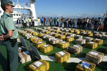Un agente de la Guardia Civil custodia en el buque patrullero Petrel los 101 fardos con 3.000 kilos de cocaína que se incautó la Agencia Tributaria en Villagarcía de Arosa (Pontevedra), en julio de 2003.