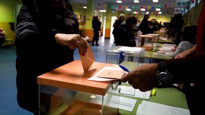 Un ciudadano introduce una papeleta en la urna en las elecciones generales del 10 de noviembre de 2019.