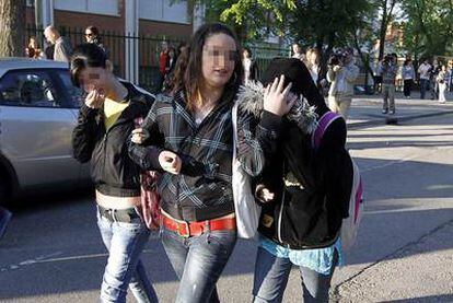 La joven Najwa Malha (con capucha) llega al instituto Camilo José Cela de Pozuelo (Madrid) acompañada por dos amigas.