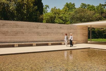 Las arquitectas Yvonne Farrell, a la derecha, y Shelley McNamara, fotografiadas en pabellón Mies Van Der Rohe de Barcelona en mayo de 2022. 