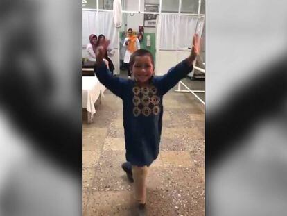 El feliz baile de un niño afgano con su nueva pierna ortopédica