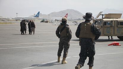 Milicianos talibanes en el aeropuerto de Kabul, el pasado agosto.