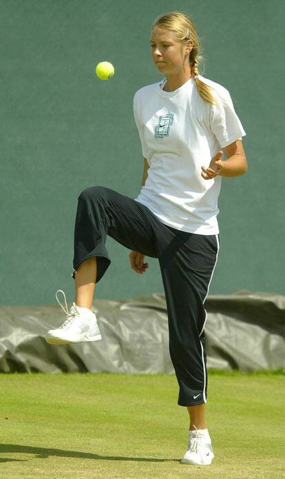 Sharapova da toques a una pelota durante un entrenamiento en el torneo de Wimbledon, en 2004.