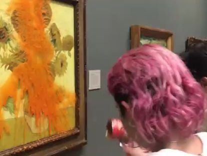 Dos activistas del cambio climático lanzan sopa de tomate sobre 'Los Girasoles' de Van Gogh