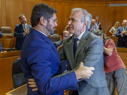 El popular Jorge Azcón (derecha) saluda al portavoz de Vox y ya vicepresidente primero, Alejandro Nolasco, tras ser investido como presidente de Aragón durante la segunda jornada de debate este jueves, en Zaragoza.