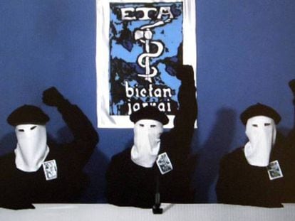 La organización terrorista vasca anuncia el fin de la violencia en octubre de 2011.