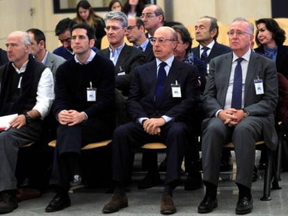 El antiguo presidente de Pescanova Manuel Fernández de Sousa (d), junto a los máximos responsables de la empresa entre 2009 y 2013, en la Audiencia Nacional