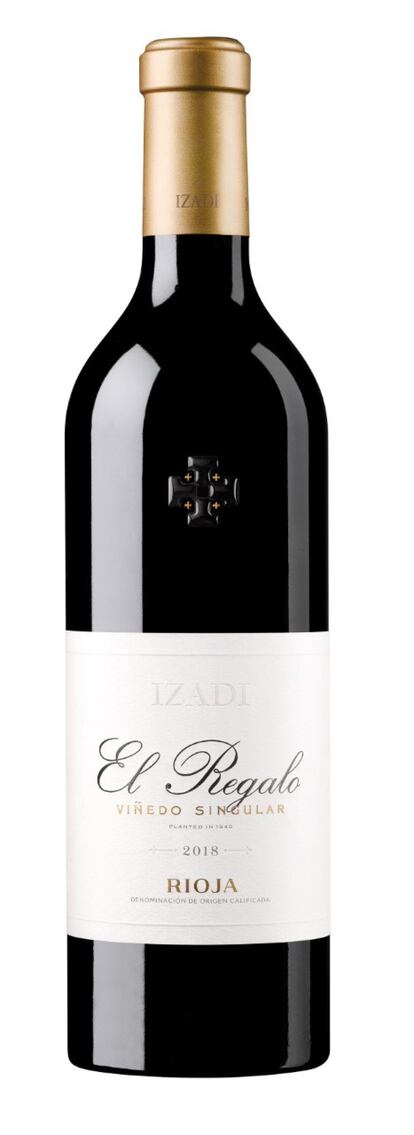 Bodegas Izadi presenta su primer viñedo singular de cuatro hectáreas, plantado en 1936 en Villabuena de Álava como regalo de bodas a su futura mujer al ver injusto que solo ella aportara la dote al matrimonio. Desde entonces, en la región, se le conoce como el regalo. El viñedo tiene bajo rendimiento que no alcanza los 4.450 kg por hectárea, debido a las características del suelo con excesiva caliza. Regalo 2018, elaborado con tempranillo, presenta un color rubí, aromas con notas de fruta negra madura y torrefactos. Final persistente. Precio: 27,50 euros. 