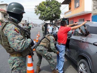 Un soldado revisar a un conductor en un control de carretera en Guayaquil, Ecuador, el 10 de agosto de 2023.
