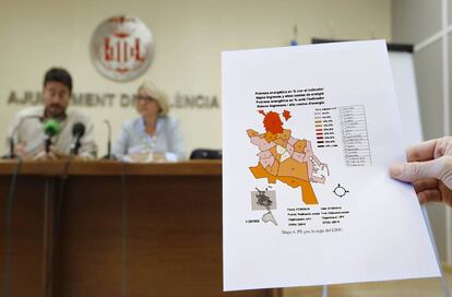 El mapa de la pobreza energética. Al fondo los dos concejales de Valencia.