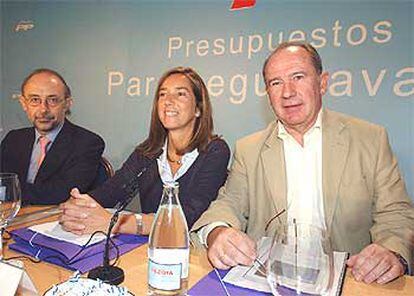 Cristóbal Montoro, Ana Mato y Rodrigo Rato, ayer, en las jornadas sobre los presupuestos de 2004.