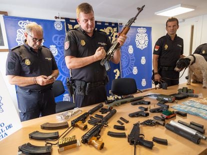 La Policía Nacional interviene un arsenal de armas al registrar el domicilio del individuo detenido por embestir a tres agentes en Sanlúcar de Barrameda, Cádiz