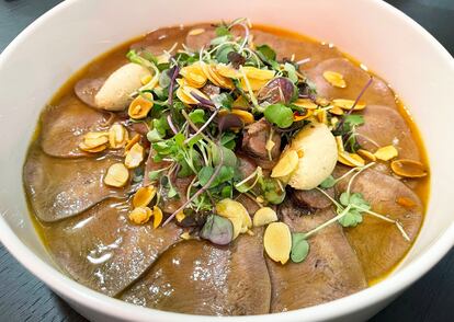 Ensalada de lengua de ternera en escabeche con 'mousse' de 'foie'