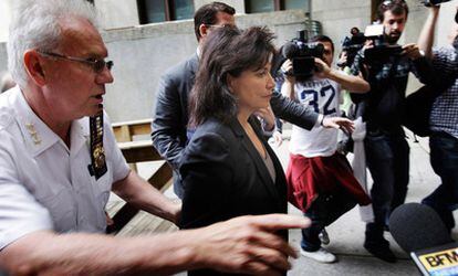 Anne Sinclair, esposa de Dominique Strauss-Kahn, llega al tribunal de Nueva York.