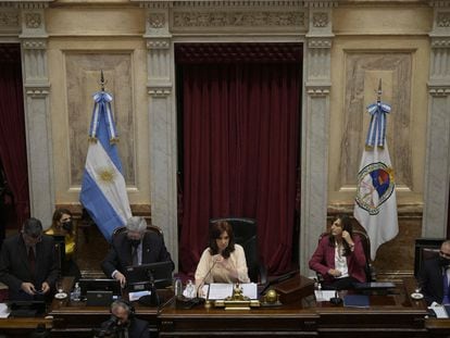 La vicepresidenta de Argentina, Cristina Fernández de Kirchner, lidera la sesión del Senado durante la votación del acuerdo con el FMI, el 17 de marzo de 2022.