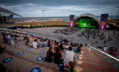 Un concert al Parc del Fòrum, amb els assitents espaiats segons les mesures covid.