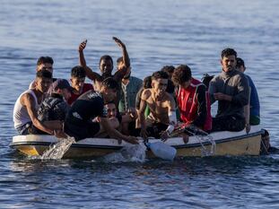 Un grupo de jóvenes cruzan en barca la frontera de Marruecos y España, este miércoles.