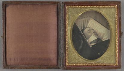 Daguerrotipo con el retrato post mortem de un hombre, alrededor de 1855.