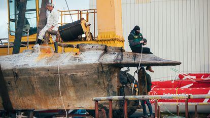 Agentes de la Policía y la Guardia Civil inspeccionan el sumergible 'Poseidón', este martes en el puerto de A Illa de Arousa.