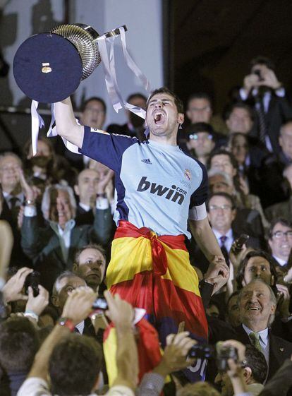 Casillas levanta la Copa del Rey
