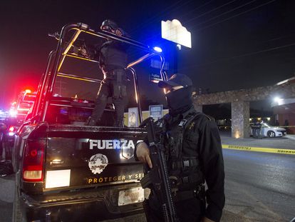 Integrantes de la Policía resguardan el exterior del motel Nueva Castilla, donde fue localizado el cuerpo de Debanhi Escobar, este jueves.