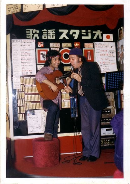 Chiquito, acompañado por el guitarrista Juan Santiago, se arranca en un karaoke de Tokio.