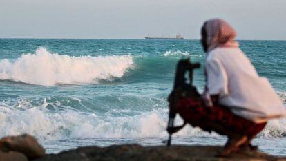 Un pirata vigila desde la costa de Somalia, en una imagen de 2019.