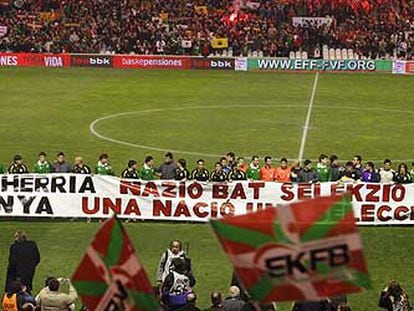 Los jugadores de las selecciones vasca y catalana, con una pancarta reivindicativa de su reconocimiento internacional, en el Euskal Herria-Catalunya del año pasado.