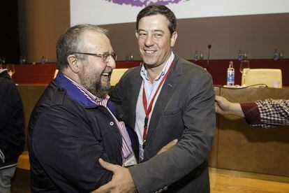 Orozco y Besteiro se abrazan en un acto electoral.