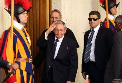 Raúl Castro, en arribar al despatx del Papa Francesc.