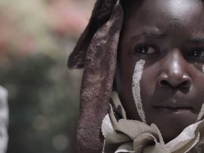 Fotograma de la película I'm not a Witch de la realizadora zambiana Rungano Nyoni.