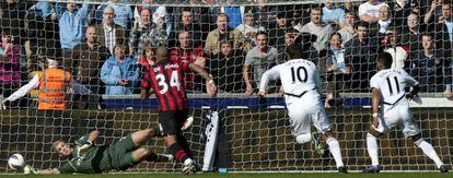 Scott Sinclair, del Swansea, marca el único gol del partido frente al Manchester City.