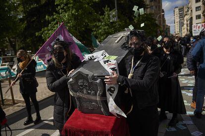 Un grupo de mujeres del sindicato ELA llevan un ataúd durante la manifestación en Pamplona por el Día Internacional del Trabajador.