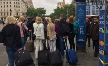 Els taxistes romanen concentrats en l'estació de l'autobús que va a l'aeroport, que ha estat resituada davant la sorpresa dels viatgers.