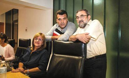 Sánchez Arrieta, primero por la derecha, junto a los otros dos concejales de Ganemos Sanse antes de comenzar un pleno. / IU SSR