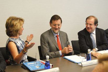 Mariano Rajoy, junto a Esperanza Aguirre y Juan Vicente Herrera, durante la reunión con los presidentes de las comunidades gobernadas por el PP