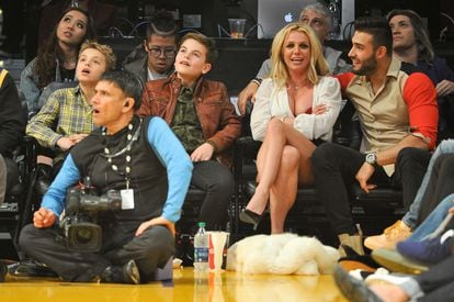 Britney Spears with her two children and her current husband, Sean Federline, at a Los Angeles Lakers game in November 2017. 