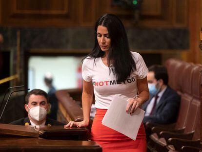 La diputada de Vox Carla Toscano, con una camiseta que reza "NotMeToo", en el Congreso en octubre de 2021.