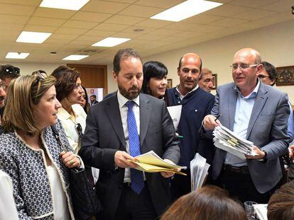 Representantes de las diversas formaciones políticas en el recuento oficial realizado por la Junta Electoral de las elecciones municipales de León.